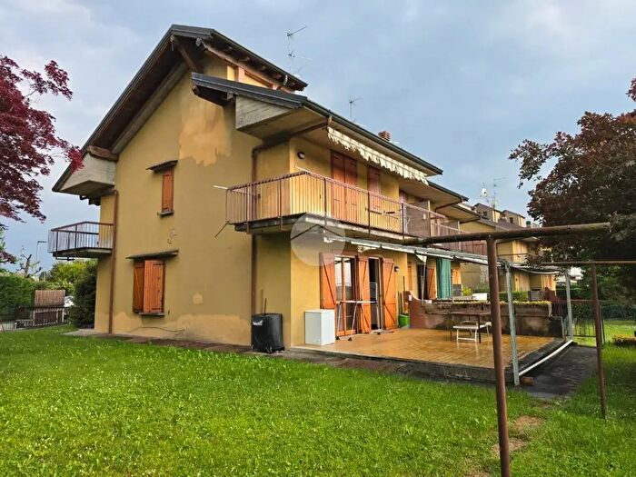 Casa quadrilocale in vendita in Via U Foscolo, Bagnatica