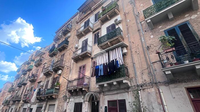 Appartamento trilocale in vendita in Via Re Tancredi, Palermo