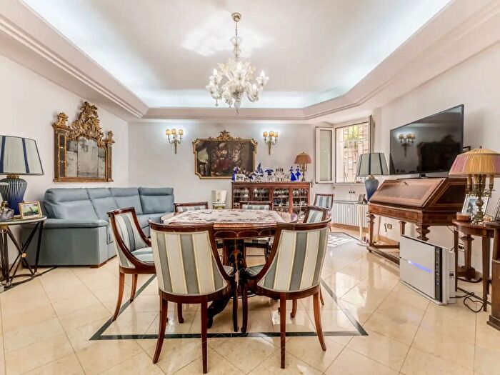 Appartamento quadrilocale in vendita in Via di SantErasmo, Roma