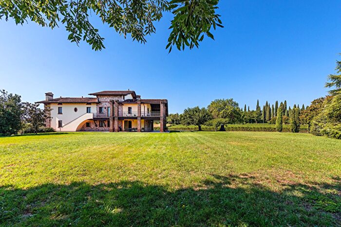 Casa con 10 locali in vendita in Desenzano Del Garda