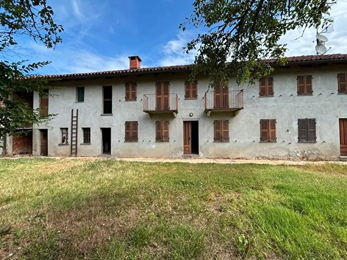 Casa con 6 locali in vendita in Frazione Quarto Superiore, Asti