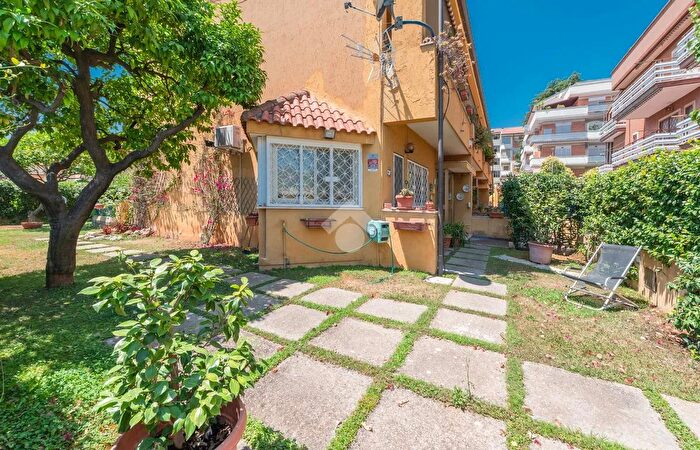 Casa trilocale in vendita in Via Andrea Barbazza, Roma