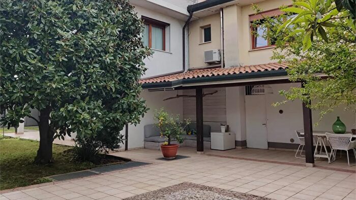 Casa con 12 locali in vendita in Montebelluna La Pieve Via Bertolini, Montebelluna