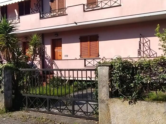 Casa con 6 locali in vendita in Massa