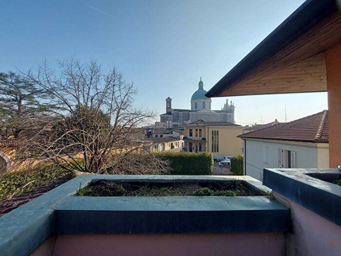 Appartamento quadrilocale in affitto in Via Felice Cavallotti, Centro, Montichiari