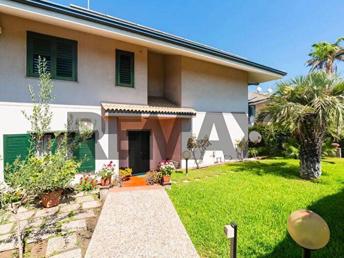 Casa con 9 locali in vendita in Via Modena, San Giovanni La Punta