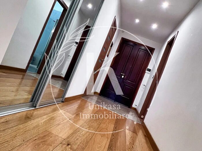 Appartamento con 8 locali in vendita in Piazza Aurelio Saffi, Savona