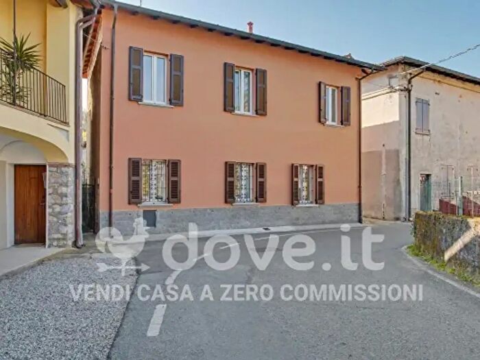 Casa quadrilocale in vendita in Via Giosuè Carducci, Leggiuno