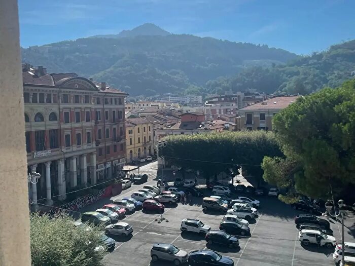 Appartamento con 7 locali in vendita in Carrara