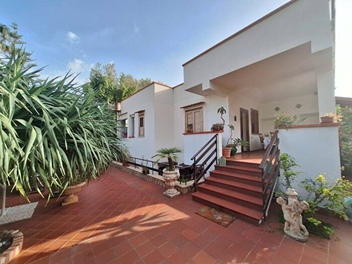 Casa con 5 locali in affitto in Via Capo Gallo, Mondello Valdesi, Palermo