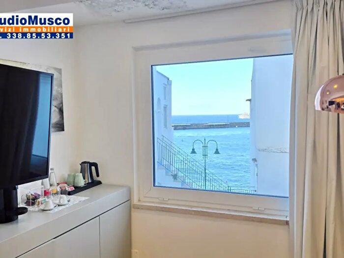 Appartamento bilocale in vendita in Via Prov Marina Grande, Capri