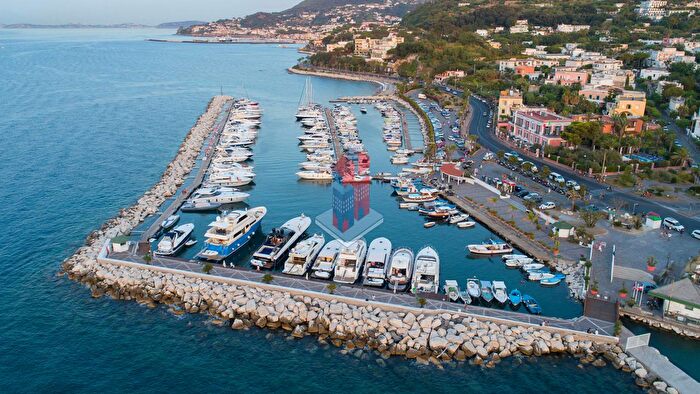 Appartamento con 6 locali in vendita in Ischia Lacco Ameno Corso Principale, Lacco Ameno