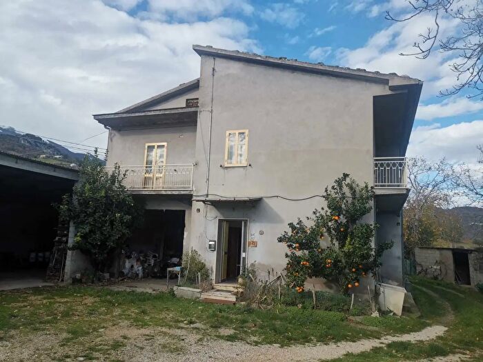 Casa con 12 locali in vendita in Montebello Di Bertona