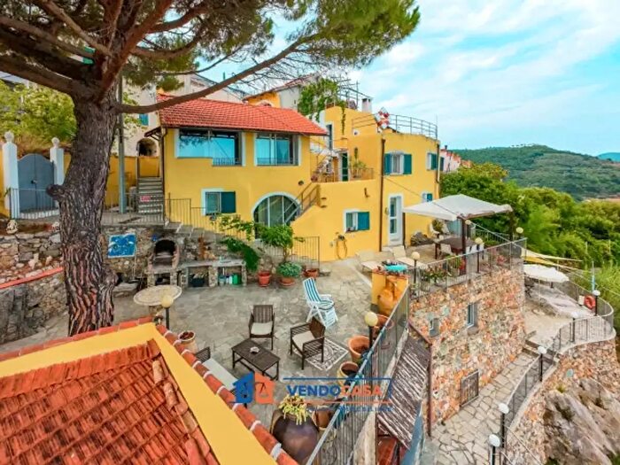 Casa con 6 locali in vendita in Contrada Ganduglia, Noli