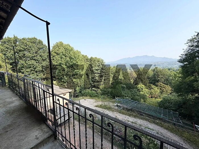 Appartamento trilocale in vendita in Via Mazzini, Buguggiate
