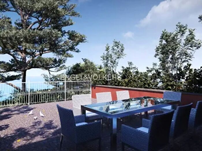 Appartamento trilocale in vendita in Via dei Pini dAleppo, Varazze