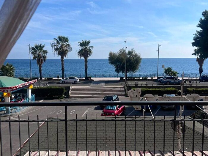 Appartamento trilocale in affitto in Via Niccoloso da Recco, Catanzaro Lido, Catanzaro