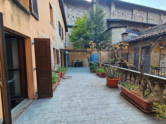 Appartamento trilocale in affitto in Via Cesare Cantù, Centro Storico, Como