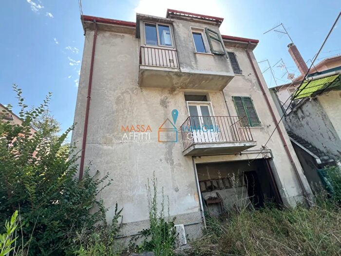 Casa con 14 locali in vendita in Via Paolo Belmesseri, Massa