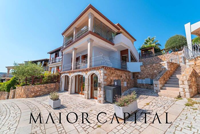 Appartamento con 6 locali in vendita in Loc Maiorca, Budoni