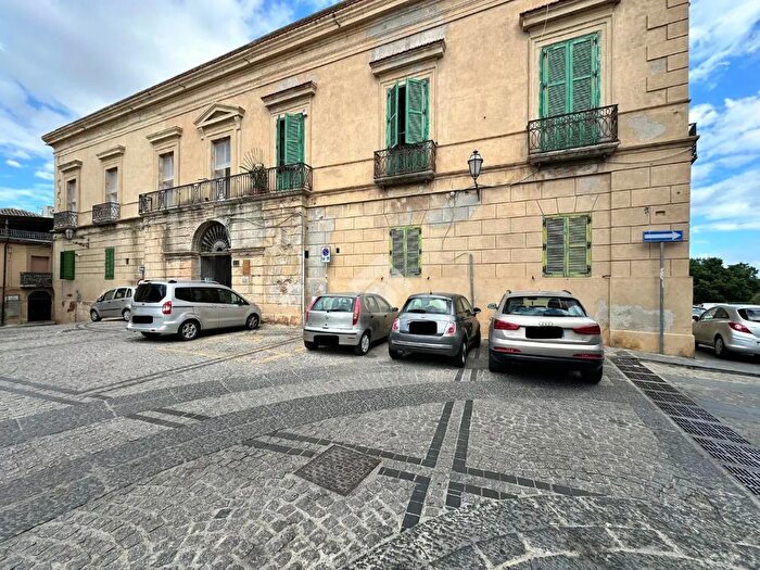 Appartamento con 7 locali in vendita in Piazza Castello, Crotone