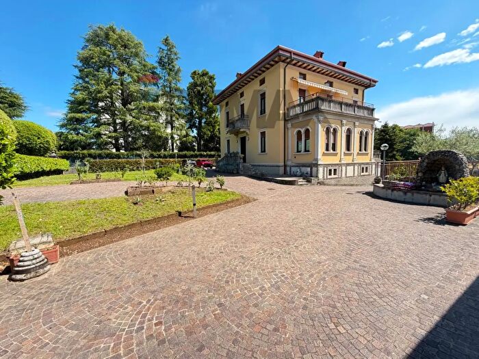 Casa con 12 locali in vendita in Viale Italia, Ponte San Pietro