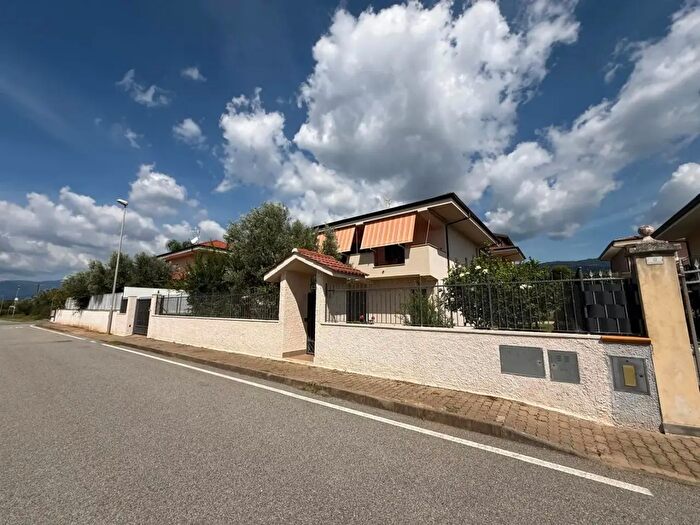 Casa con 7 locali in vendita in Via Bruno Caccia, Pianopoli