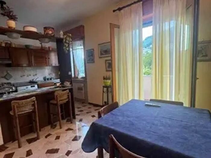 Appartamento trilocale in vendita in Via Struppa, Genova