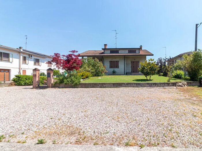 Casa con 9 locali in vendita in Via per Zerbinate, Bondeno