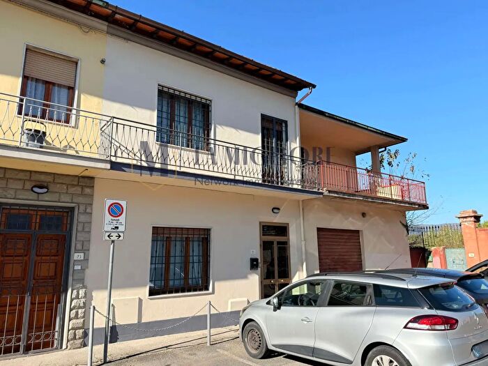 Casa quadrilocale in vendita in Campi Bisenzio