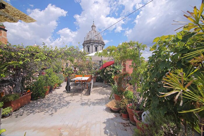 Appartamento con 5 locali in vendita in Vicolo De Bovari, Roma