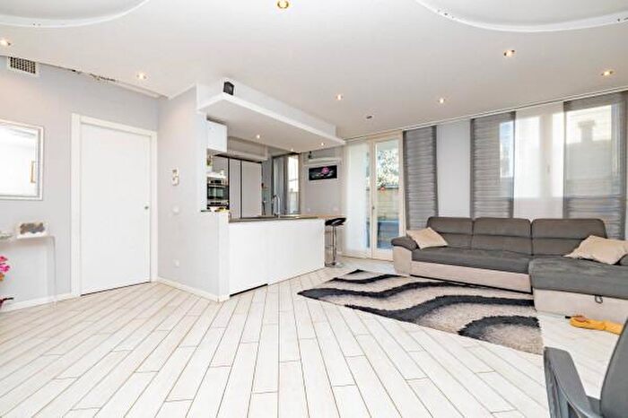 Appartamento trilocale in vendita in Via Luigi Carlo Farini, Bollate