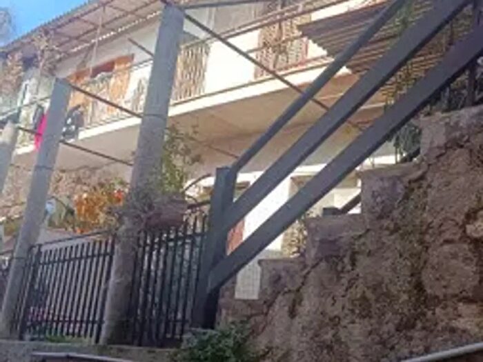 Casa con 5 locali in vendita in Piazza San Rocco, Villa Santa Lucia