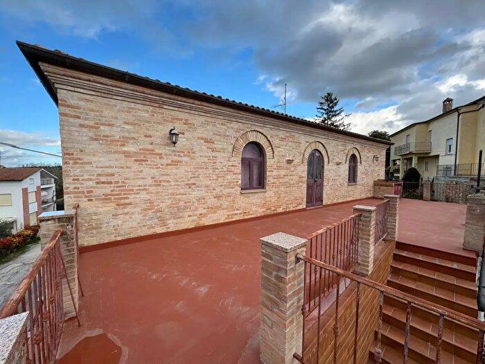 Casa con 10 locali in vendita in Piazza Mario Cifola Snc, Montottone