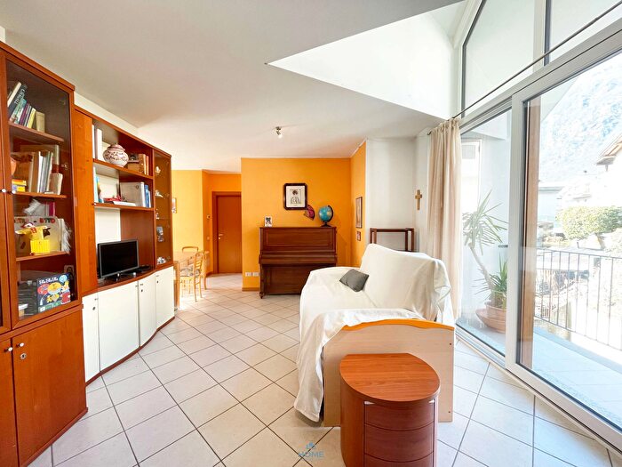 Appartamento con 6 locali in vendita in Via a Volta, Chiavenna