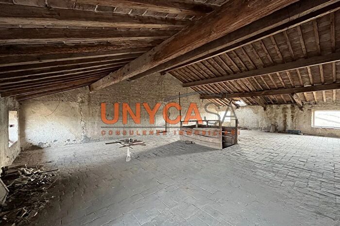 Casa con 11 locali in vendita in Via Bernini Buri, Verona