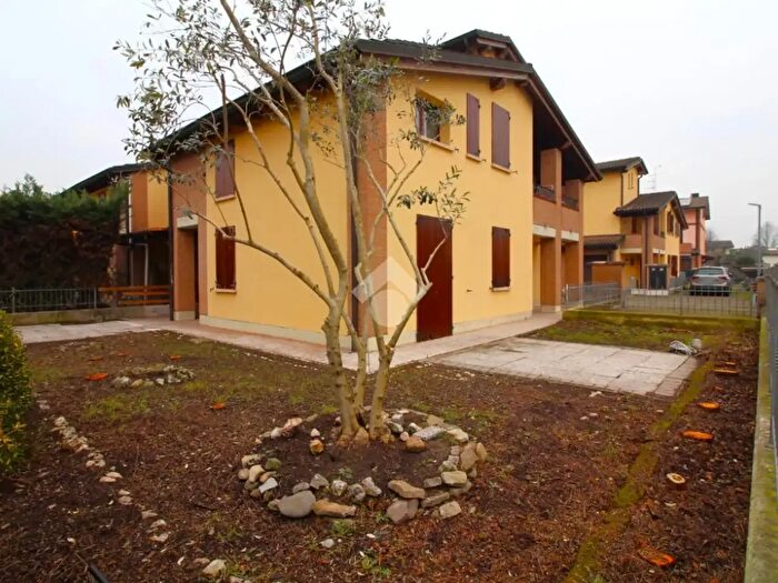 Casa quadrilocale in vendita in Via Martin Luther King, Cadelbosco Di Sopra