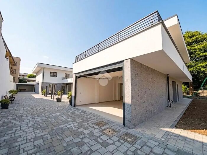 Casa quadrilocale in vendita in Via Alessandro Manzoni, Seveso