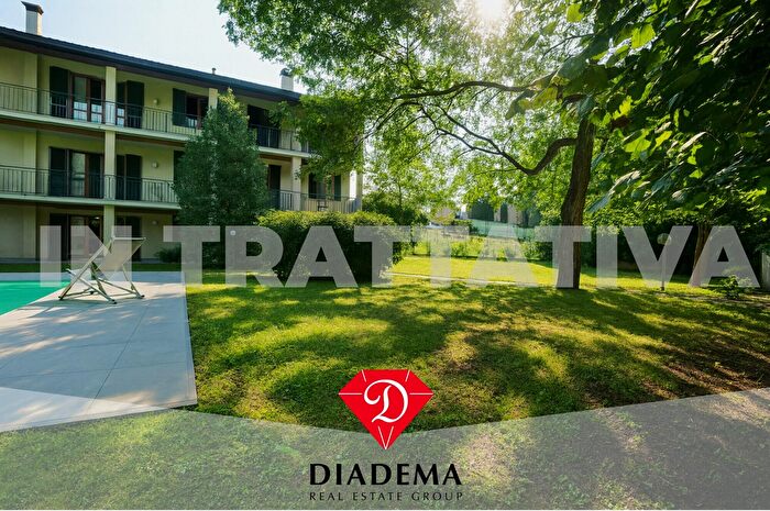 Casa quadrilocale in vendita in Via Carducci, Besnate