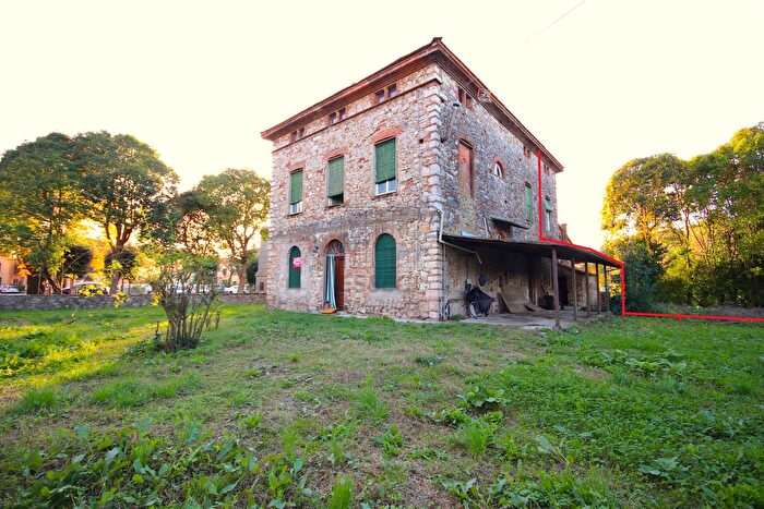 Casa con 12 locali in vendita in Via di Nozzano, Lucca