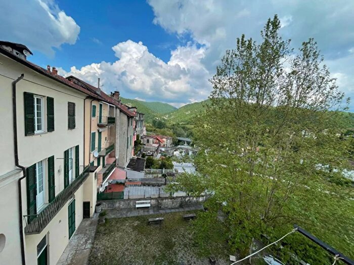 Appartamento con 5 locali in vendita in Piazza Sinibaldo Scorza Voltaggio, Voltaggio