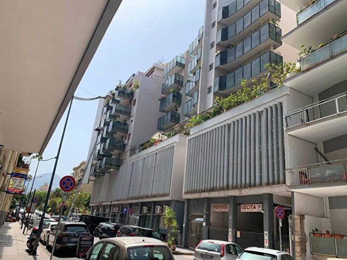 Appartamento con 6 locali in affitto in Via Giovanni Bonanno, Libertà Villabianca, Palermo