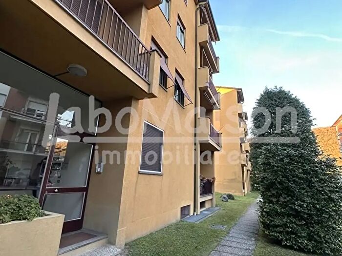 Appartamento quadrilocale in vendita in Via Scalarini, Gavirate