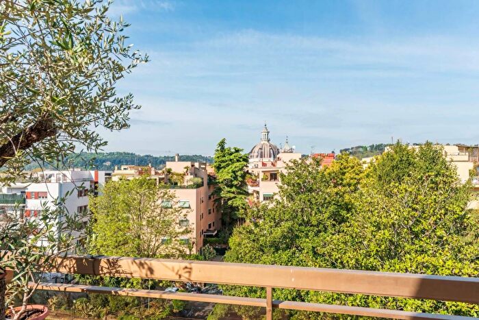 Appartamento con 9 locali in vendita in Via Bolsena Roma, Roma