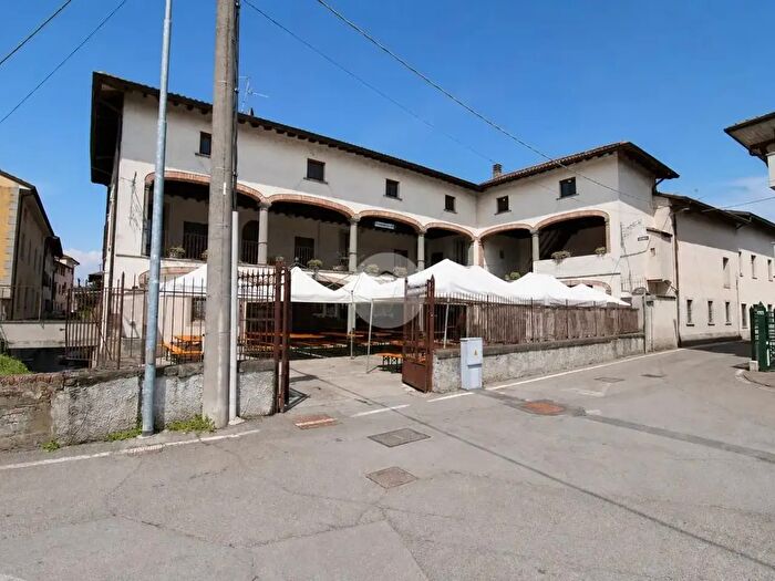 Casa con 8 locali in vendita in Via Filippo Corridoni, Barbata