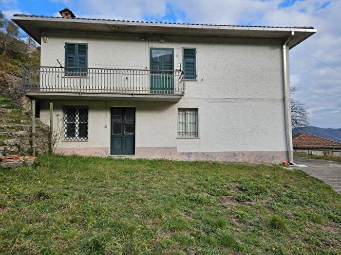 Appartamento quadrilocale in vendita in Via Andrea Pietro Casella, San Colombano Certenoli