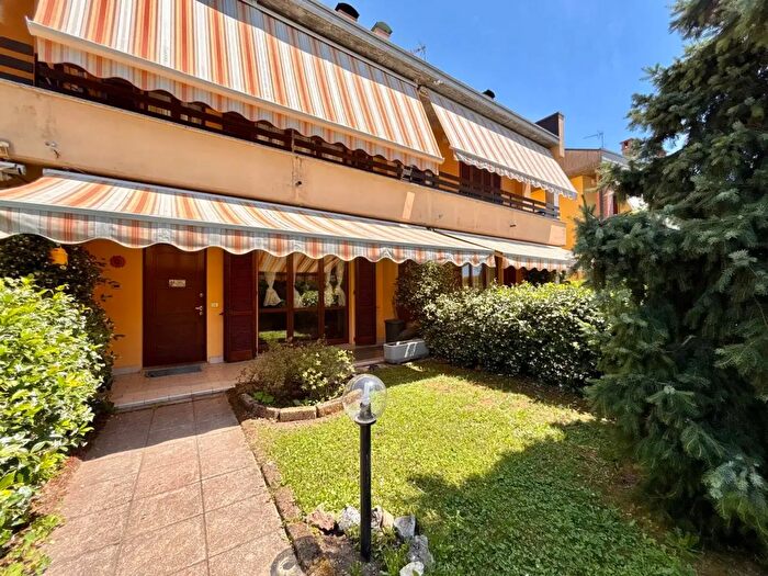 Casa quadrilocale in vendita in Via Monte San Primo, Carate Brianza