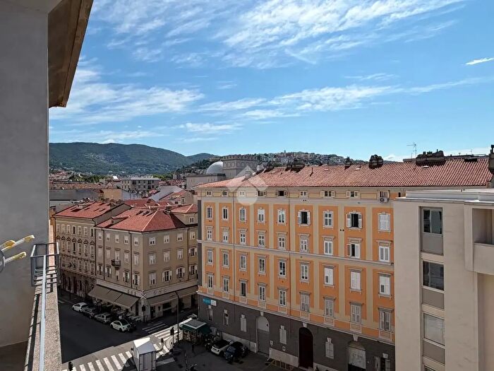 Appartamento trilocale in affitto in Via del Coroneo, Trieste