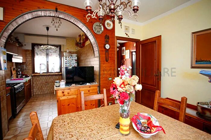 Casa con 6 locali in vendita in Via Tinelli, Massa