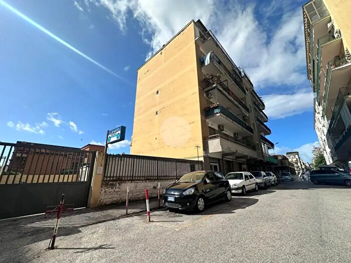 Appartamento con 5 locali in vendita in Via Diomede Carafa, Napoli